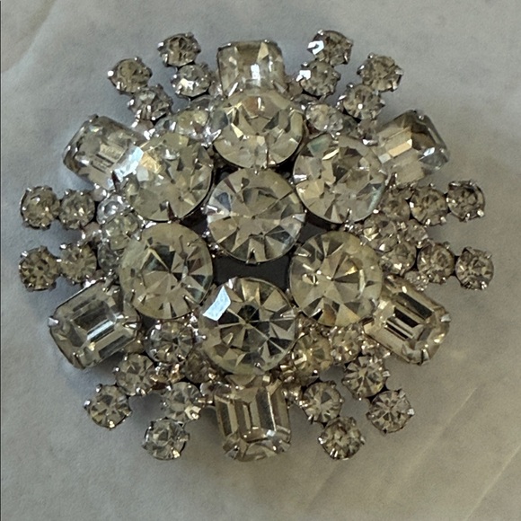 Vintage clear emerald cut & round Silver tone Cluster rhinestone Brooch pin - Picture 15 of 15